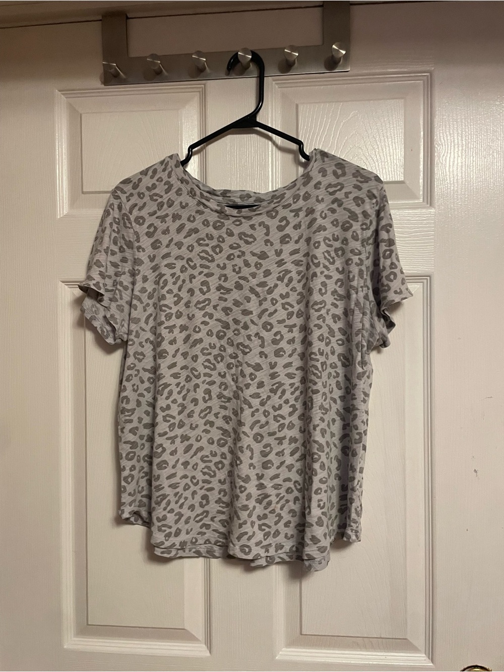 Old Navy Gray Leopard Print Short Sleeve Tee
